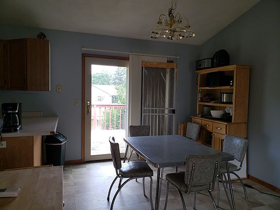 Diningroom. Sliding patio door