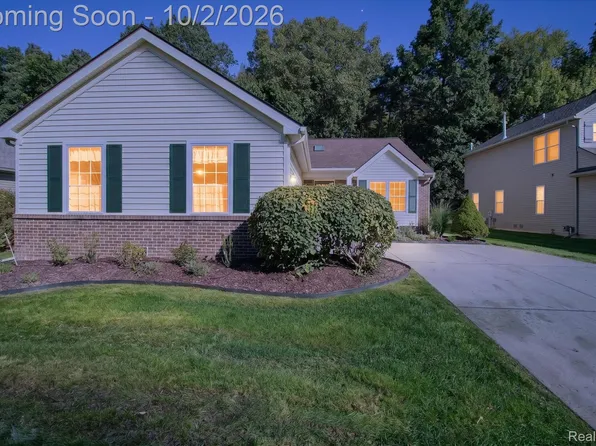 2697 Signature Cir, Pinckney, MI 48169