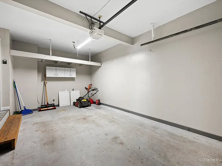 702 N View St — Photo 23