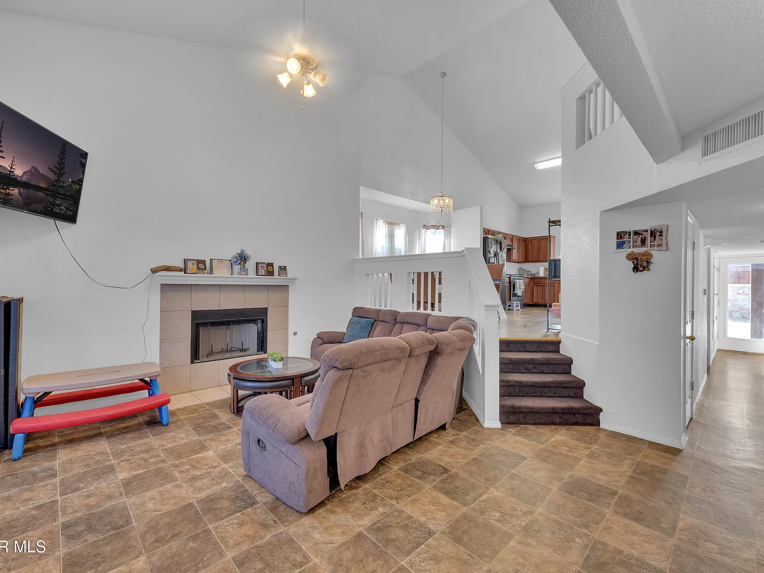 3 bed, 2.0 bath, 1703 sqft, $1,800 — Photo 2