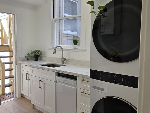 4th image of 2747 Clement St #2
