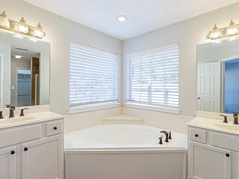 5605 Calais Dr — Photo 15