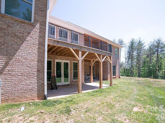 4th image of 2026 Robert Dr