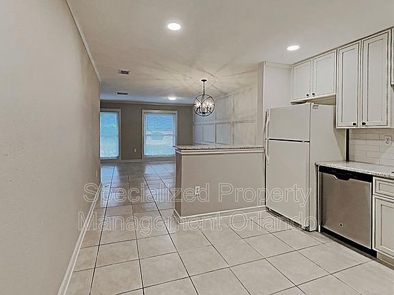 5th image of 614 Villa Cir