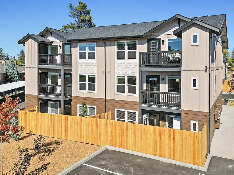 Edgewater Apartments — Photo 6