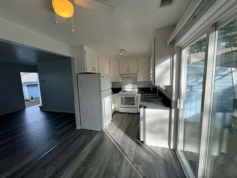 637 SW 9th St — Photo 10