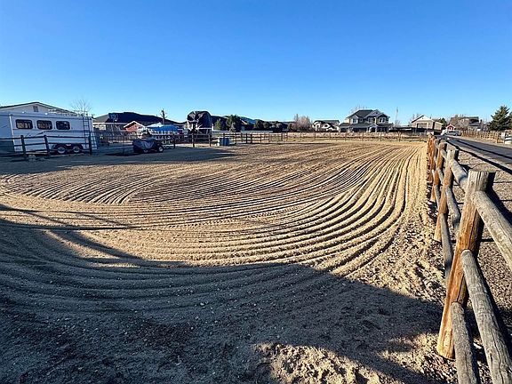 4th image of 3890 E Victory Rd