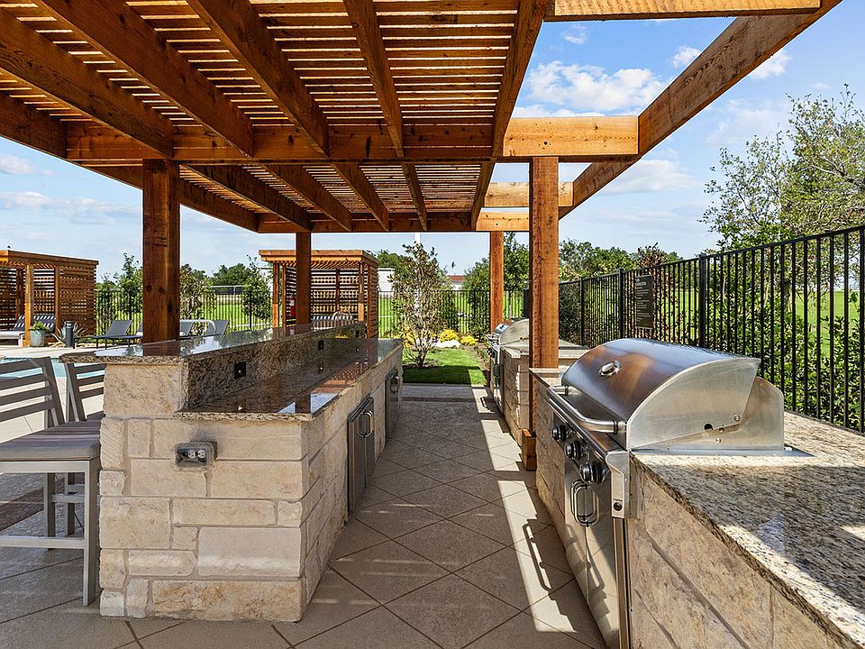 Mansions of Denton Pool Patio Grills