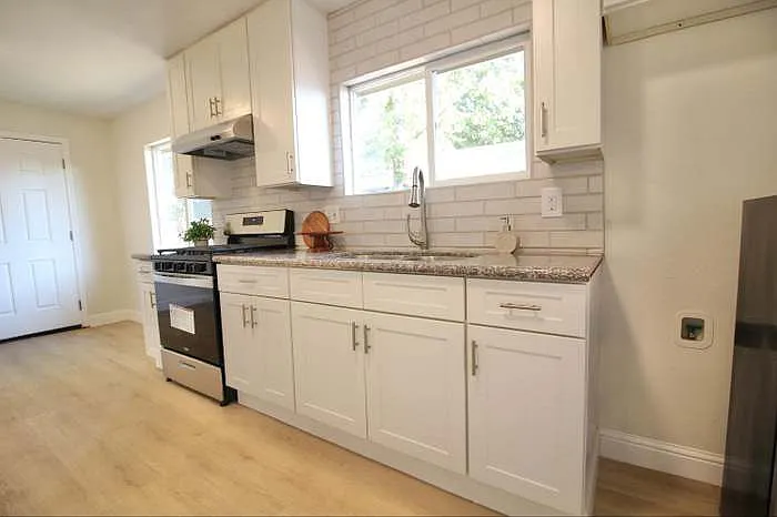 1346 N Safford Ave — Photo 6