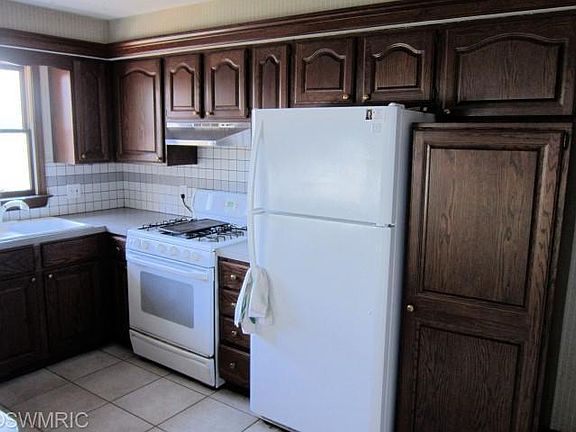 5th image of 15300 Harry St