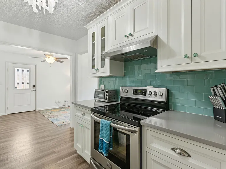 2705 Allan St — Photo 7