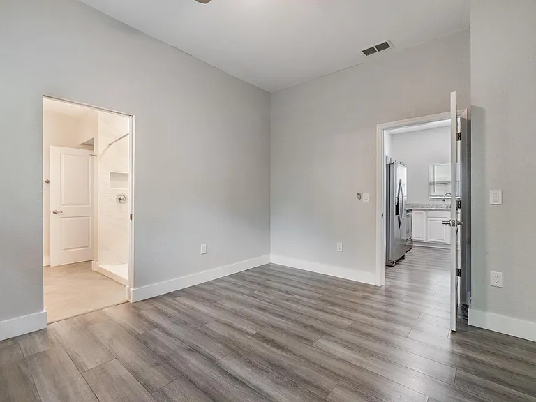 2321 W Green St — Photo 28