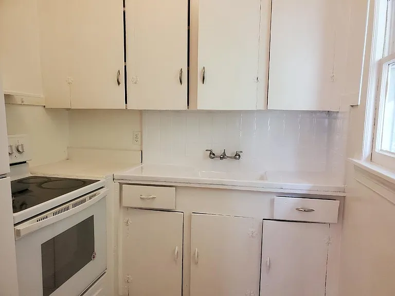 735 Grove St N — Photo 4