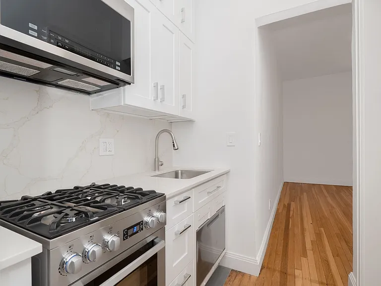 353 W 44th St #4D — Photo 5
