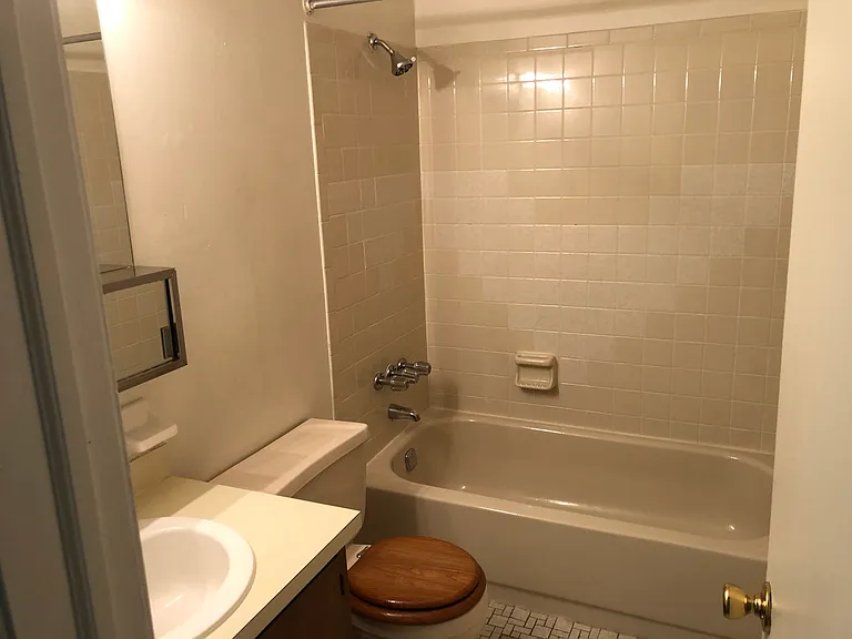Westbury Circle Apartments — Photo 3