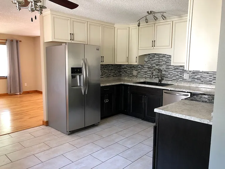 908 Sandusky Dr — Photo 3