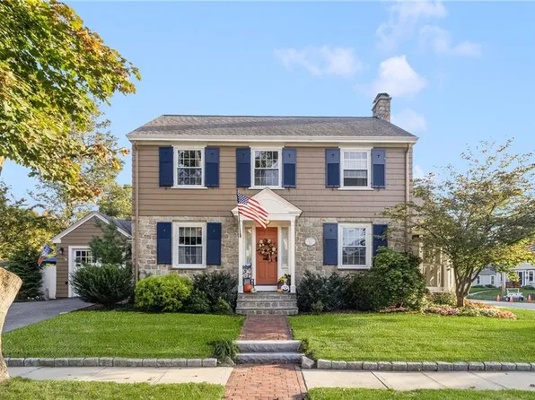 292 Country Club Dr, Warwick, RI 02888