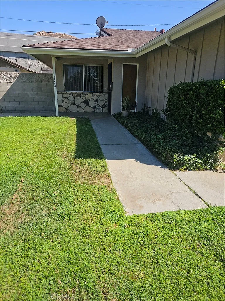 2 bed, 903 sqft, $2,100 — Photo 2