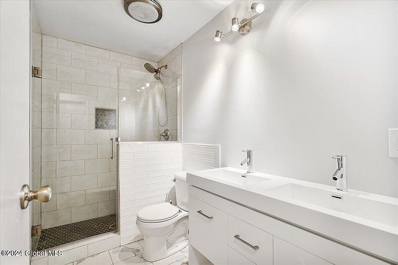 3rd image of 34 Vanderbilt Avenue