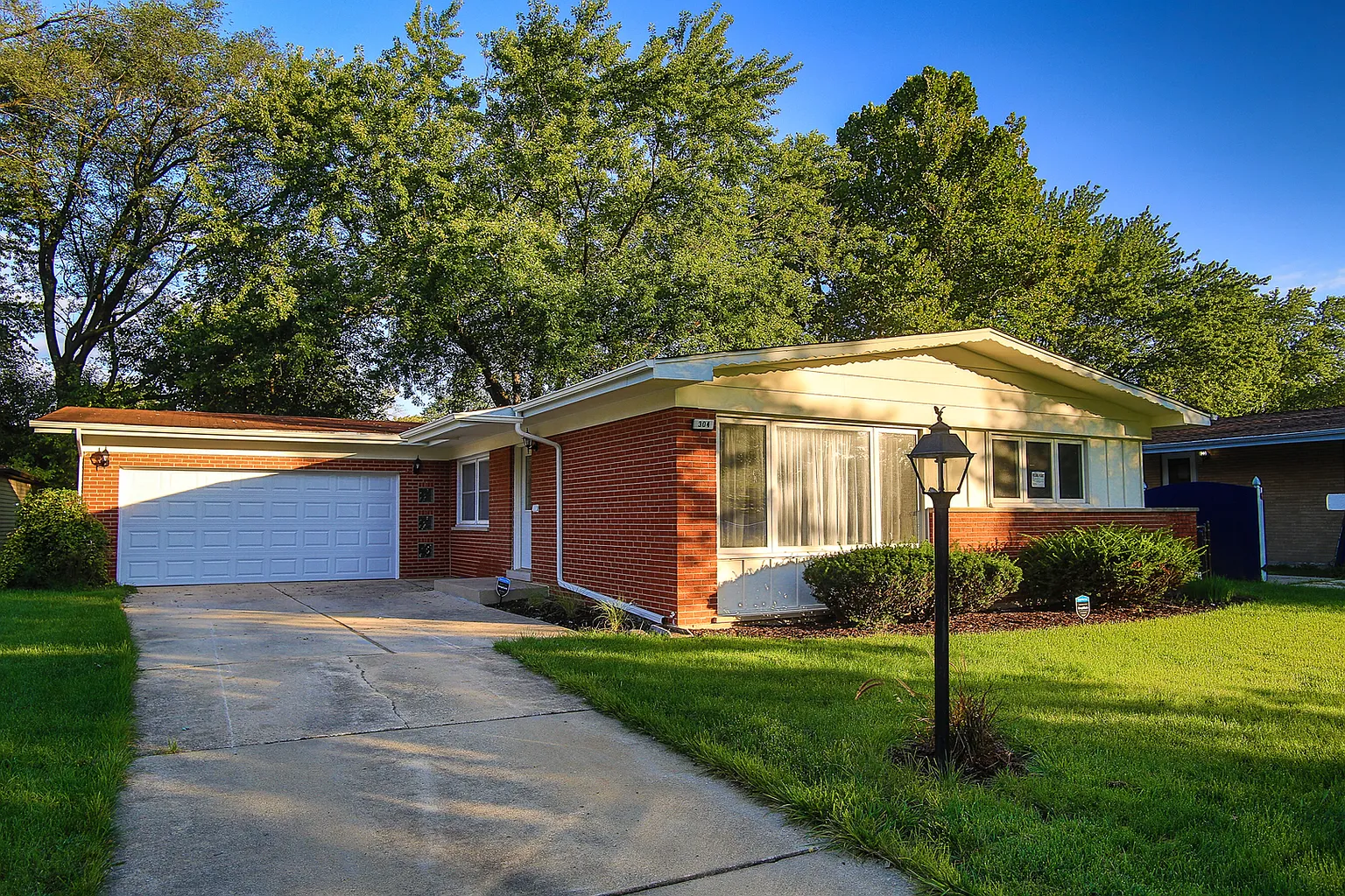 304 N Park Dr photo 1