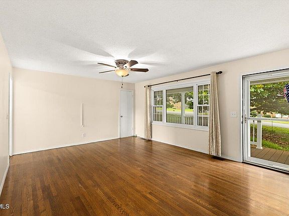 5th image of 233 Piercy St