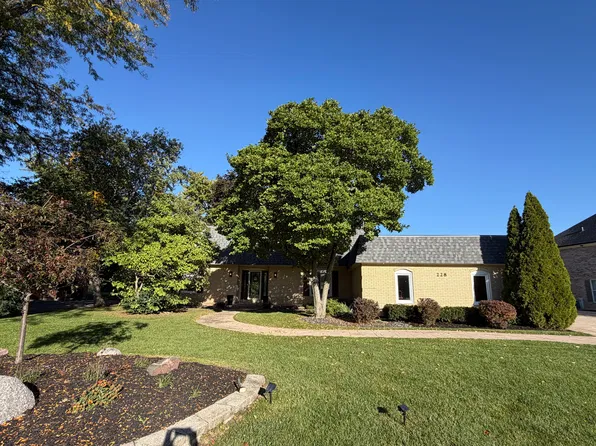228 Cardinal Dr, Bloomingdale, IL 60108