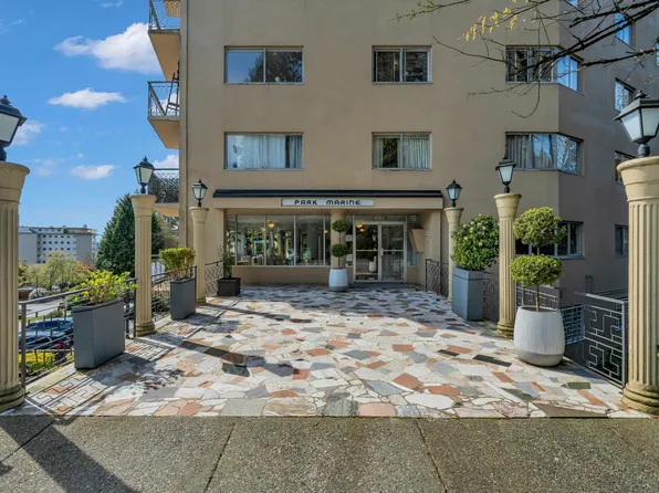 1930 Marine Dr #404, West Vancouver, BC V7V 1J8