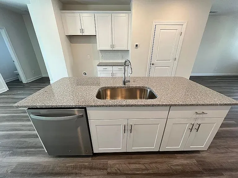 4 bed, 3.5 bath, 2003 sqft, $2,290 — Photo 4