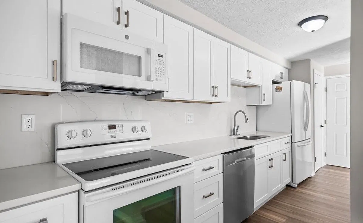 2 bed, 1011 sqft, $1,900 — Photo 2