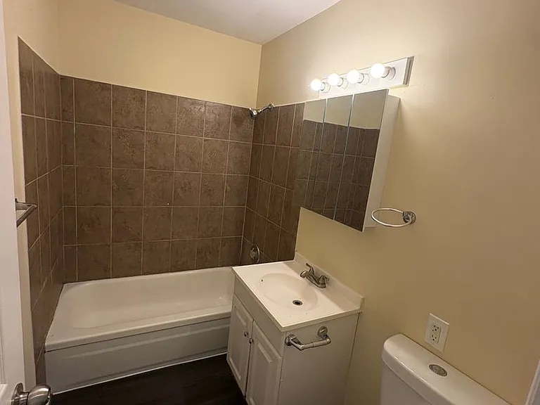1116 Irving Ave — Photo 5