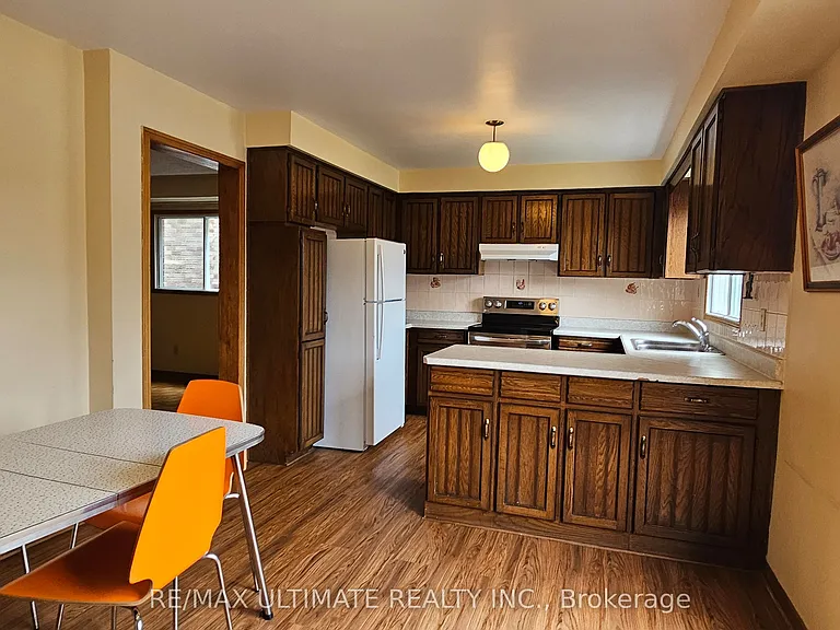 1282 Dexter Cres #MAIN FLOOR — Photo 2