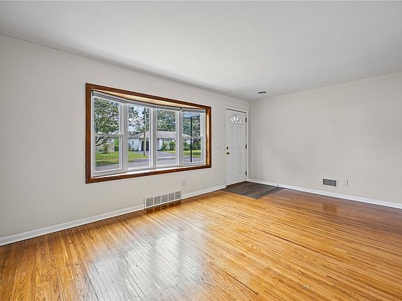 5th image of 117 Willow Ave