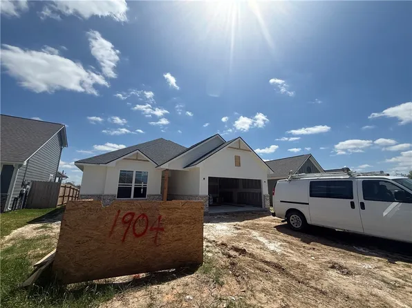 1904 Stubbs Dr, Bryan, TX 77807