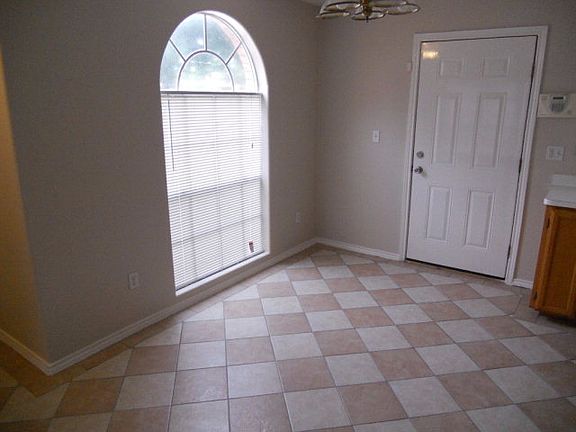 3rd image of 502 S Sol Dorado St