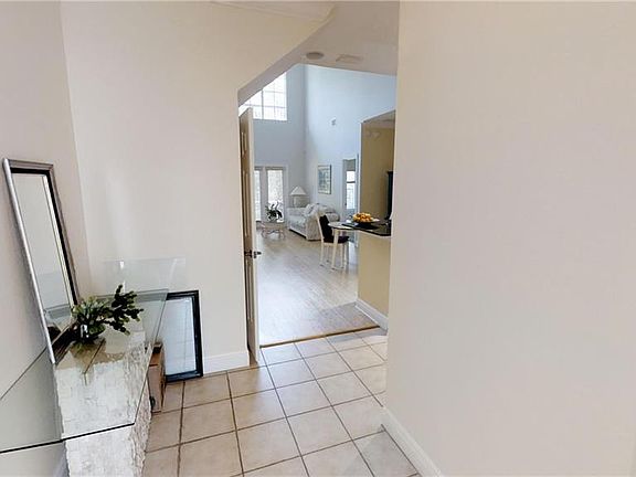 3rd image of 222 Valencia Cir