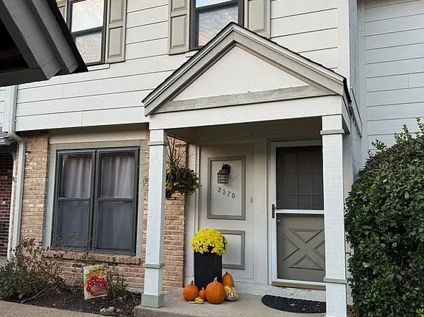 2370 Hidden Meadow Ln, Ballwin, MO 63021