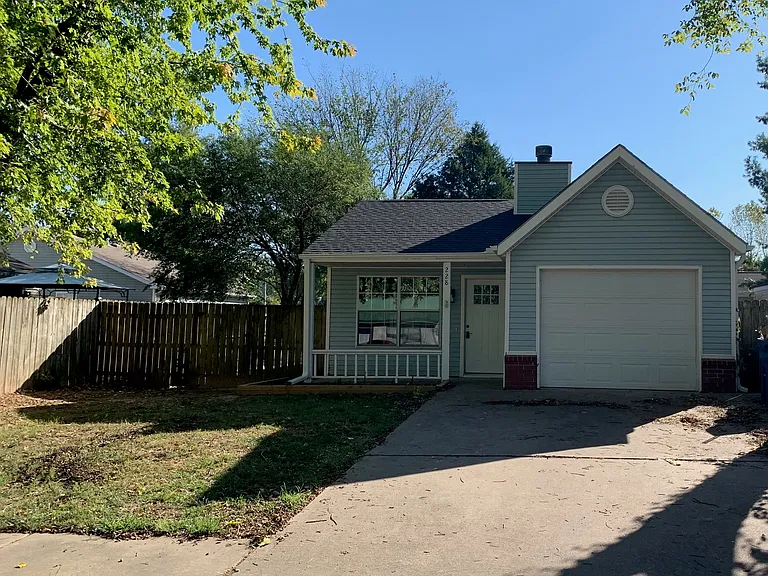 228 NW J St — Photo 1