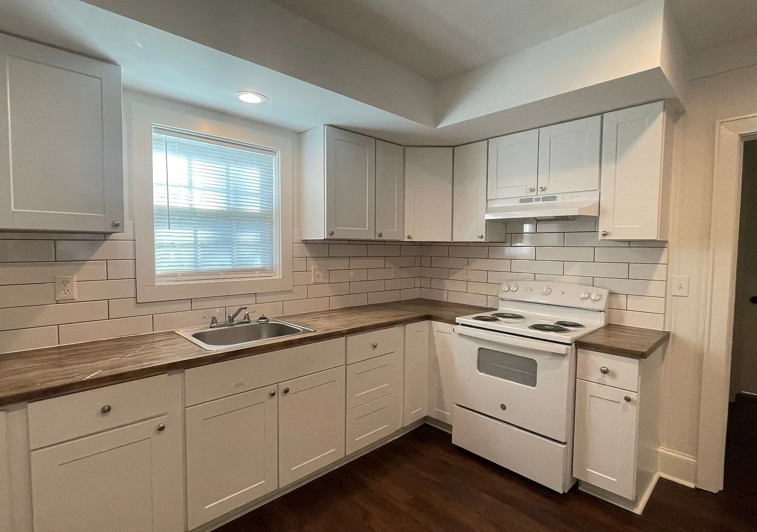 Charming three bedroom two bathroom home in Augusta Road neighborhood! — Photo 3