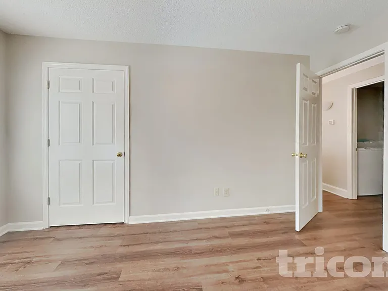 405 Ashington Ct — Photo 15