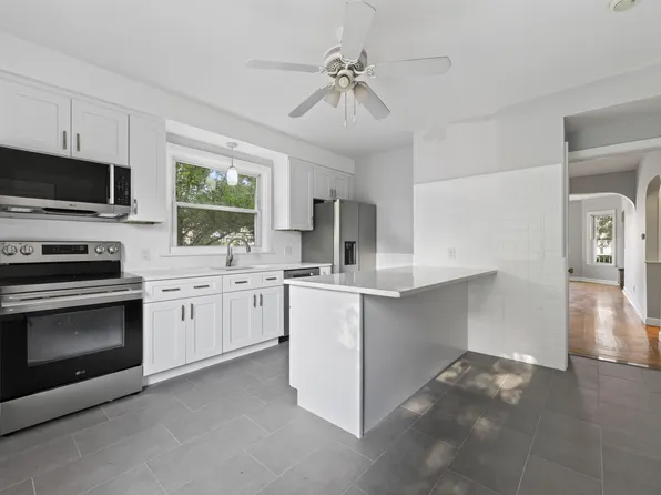 518 Academy Ave #1, Providence, RI 02908