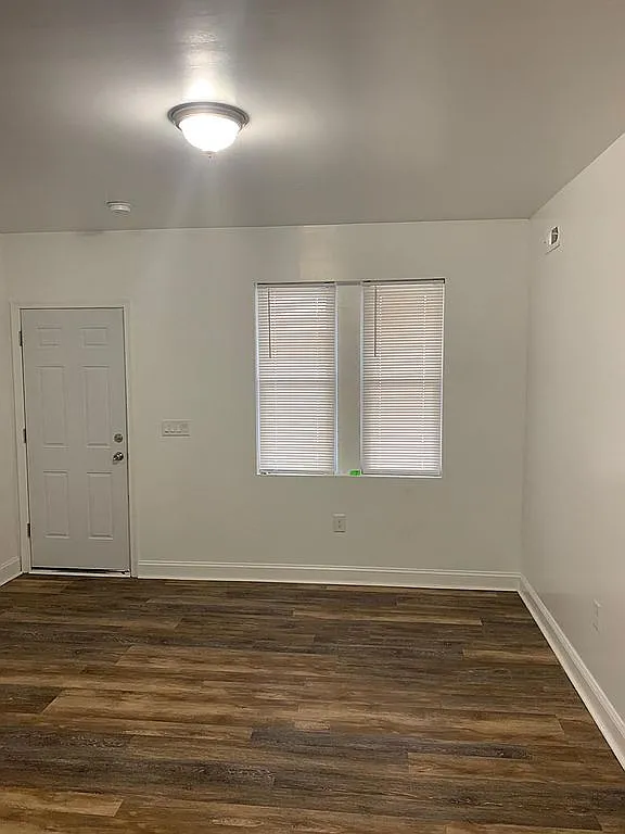 4 bed, 1.5 bath, 1080 sqft, $1,900 — Photo 2