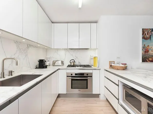 322 W 57th St APT 41K, New York, NY 10019