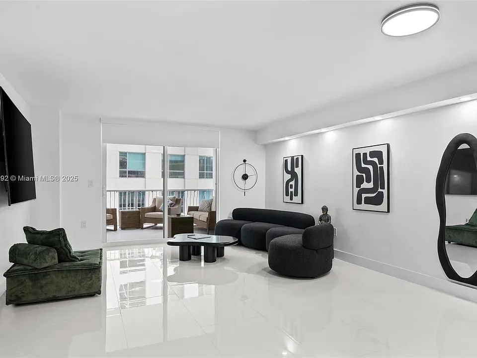 1200 Brickell Bay Dr #2812