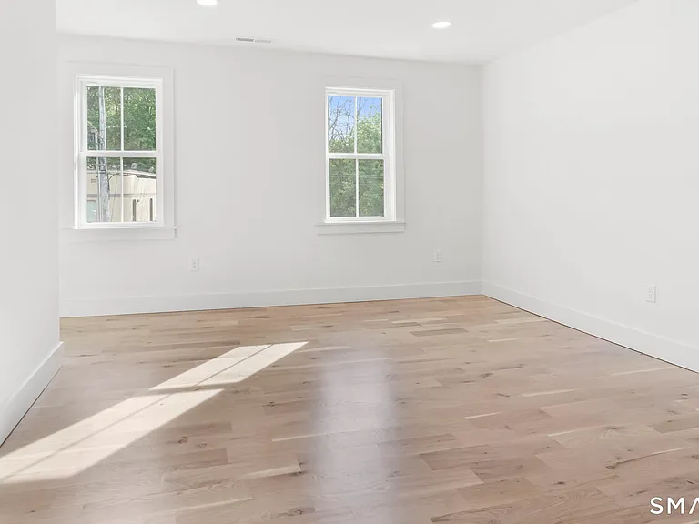 325 Coram Ave #C — Photo 12