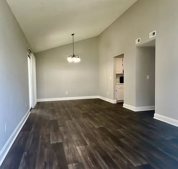Radcliff Court Apartments — Photo 24