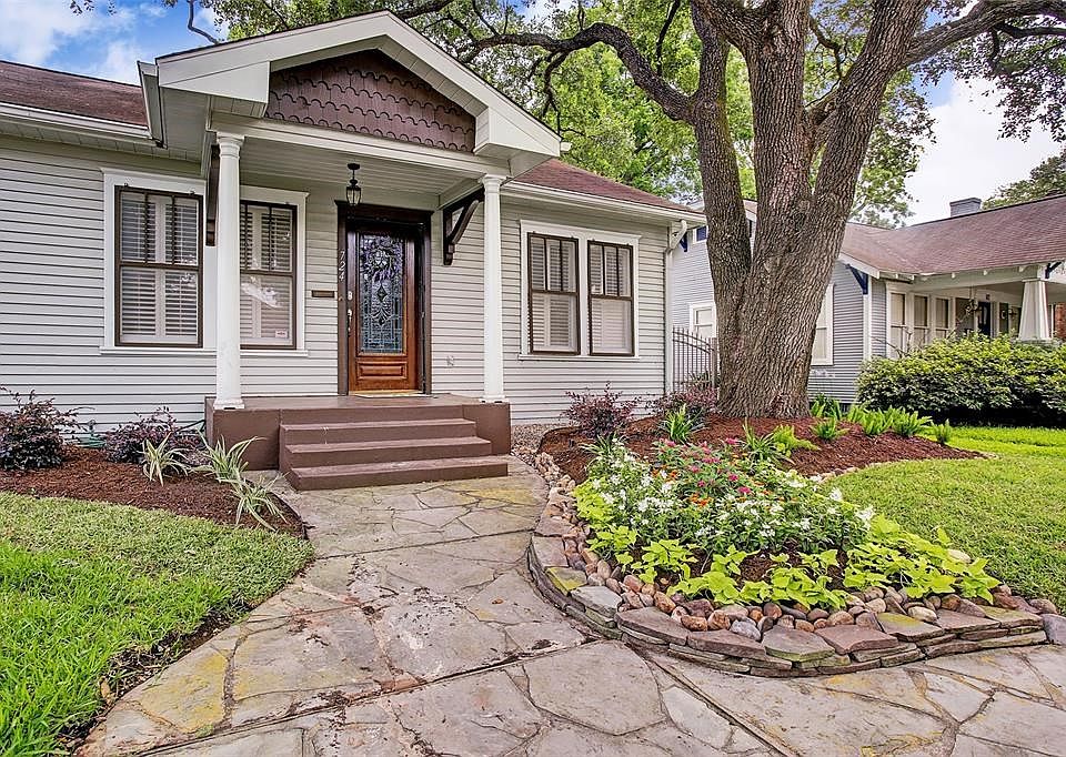 Fantastic 2/2 on tree lined street.