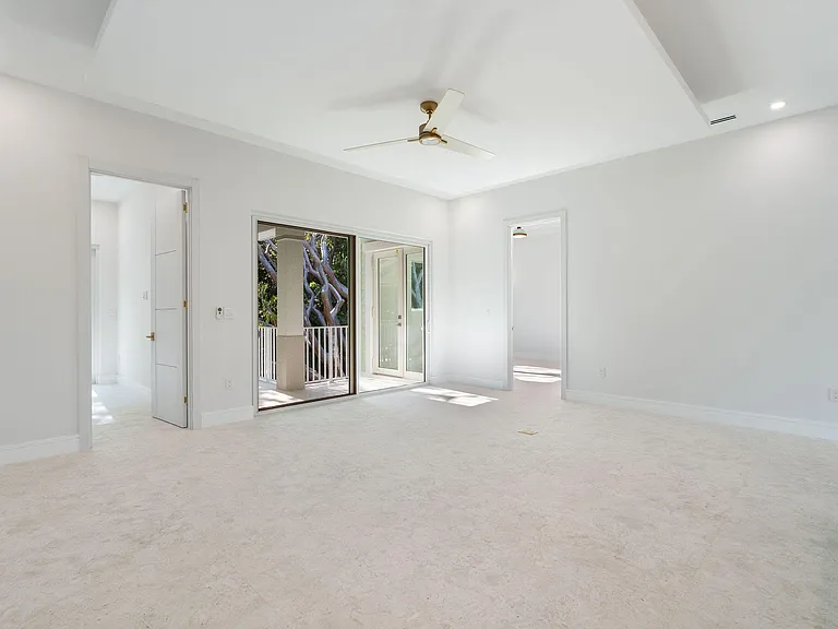 114 Royal Ln — Photo 32