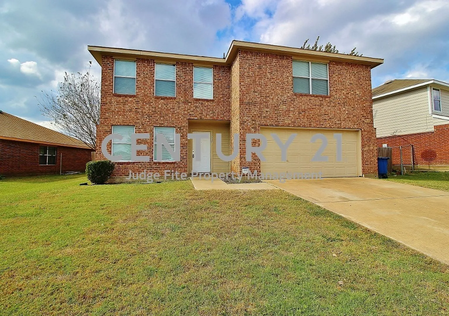 Spacious 2-Story 3/2.5/2 in S. Dallas For Rent! — Photo 1