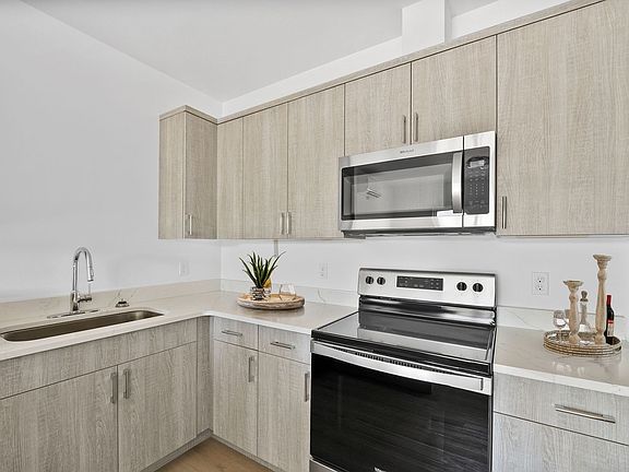 3rd image of 2802 Commercial Ave #301