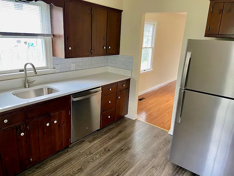 94 Jonathan Dr — Photo 2